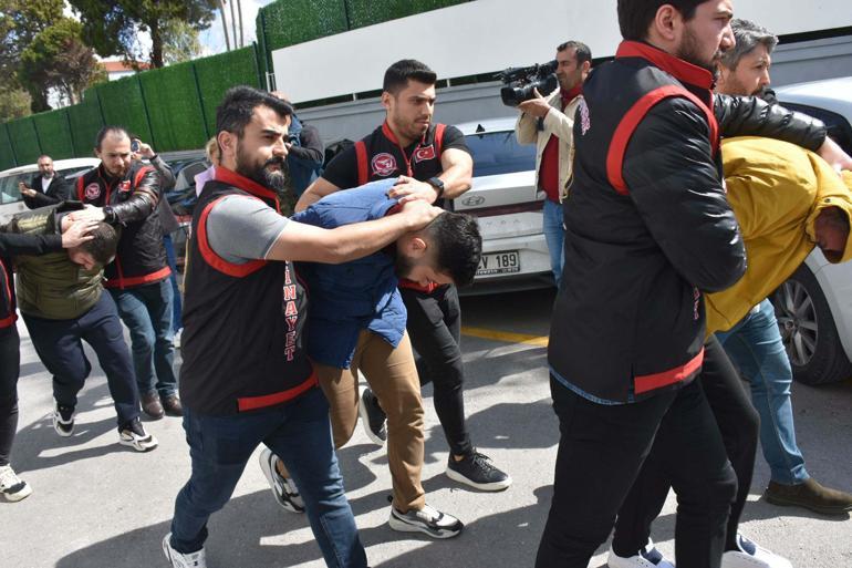 'ŞARJÖRÜ TAKARKEN TABANCA PATLADI'