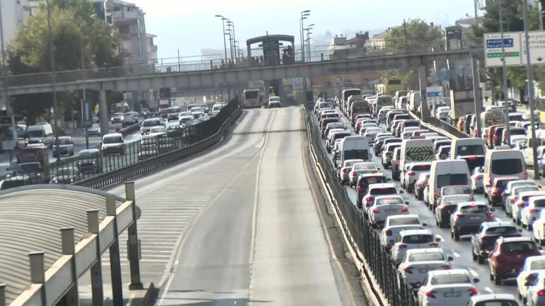 Metrobüs hattındaki çalışma trafiği kilitledi