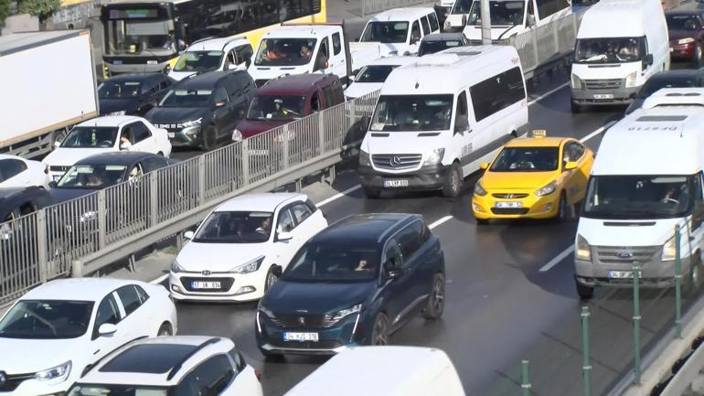 Metrobüs hattındaki çalışma trafiği kilitledi