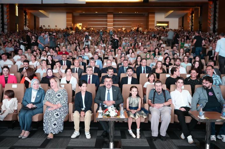 Bakan Tekin: Okul, öğretmen, ebeveyn, çocuklar; kocaman bir aileyiz