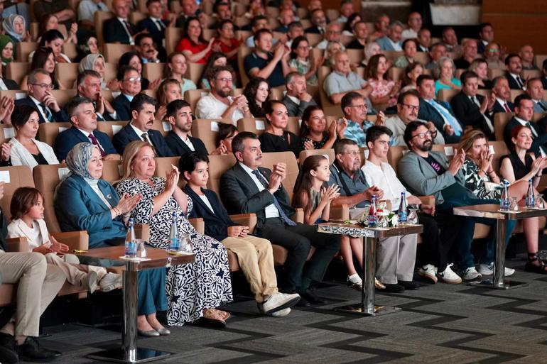 Bakan Tekin: Okul, öğretmen, ebeveyn, çocuklar; kocaman bir aileyiz