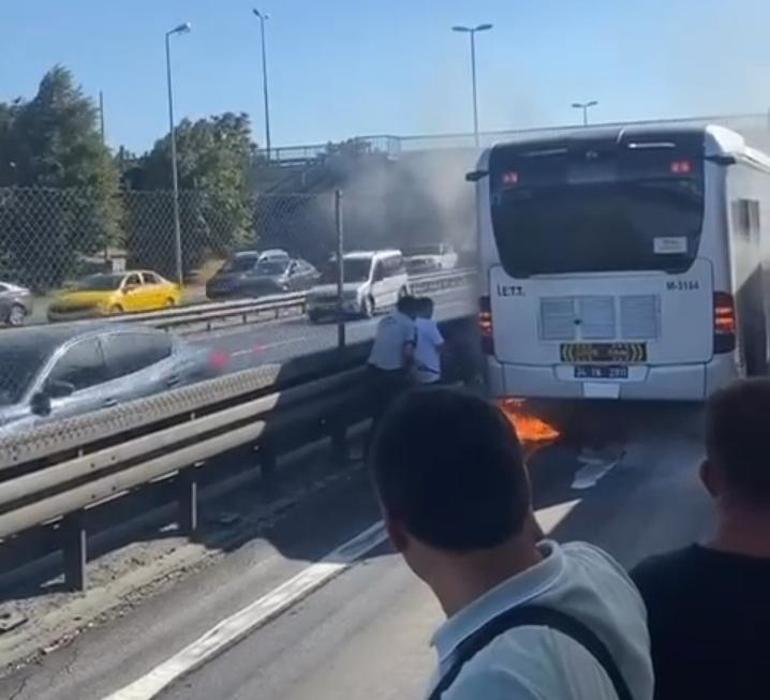 Küçükçekmecede metrobüste yangın