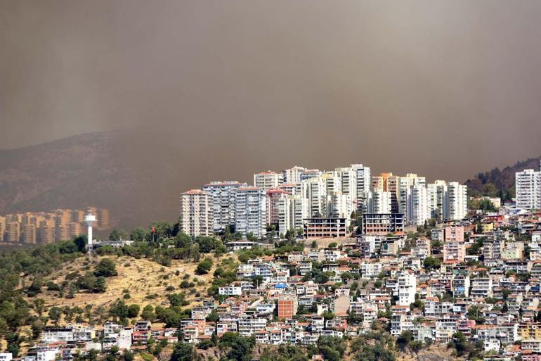 Karşıyakadaki orman yangını; 87 ev boşaltıldı, 16 ev yandı