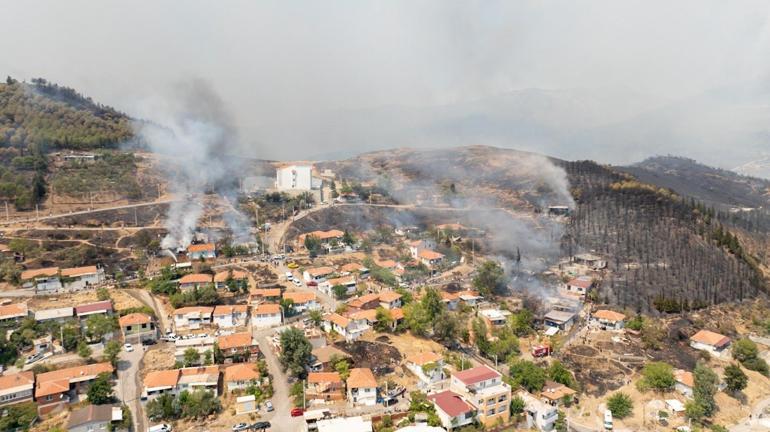 Karşıyakadaki orman yangını; 87 ev boşaltıldı, 16 ev yandı