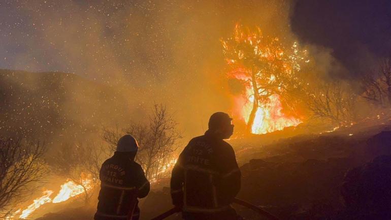 İzmirdeki yangın felaketinde 3üncü gün; gece görüşlü helikopter müdahale ediyor