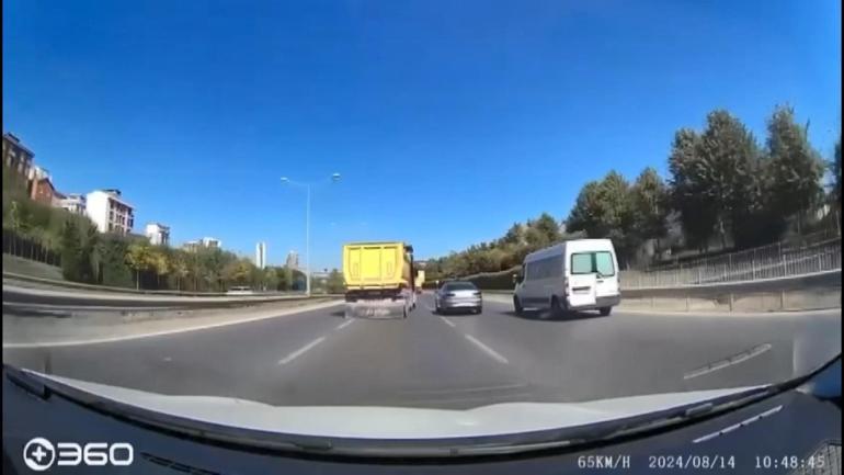 Çekmeköy’de trafikte yol verme tartışması kamerada