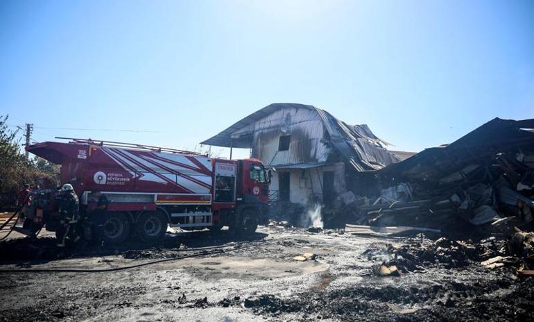 Antalyada kağıt fabrikası yandı