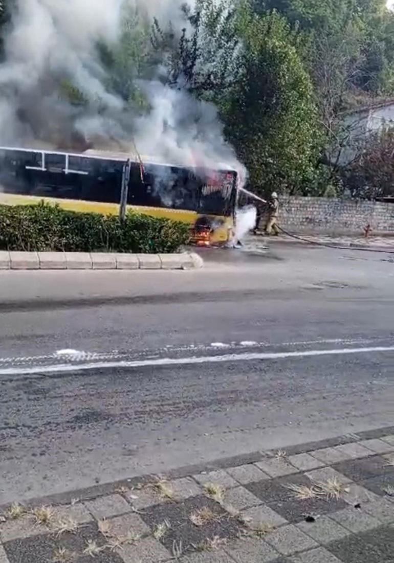 Ümraniyede park halindeki İETT otobüsü alev alev yandı