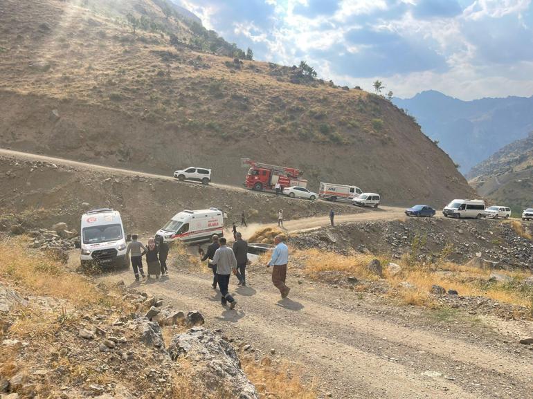 Güvenlik korucularını taşıyan kamyonet şarampole devrildi; 2si ağır, 6 yaralı