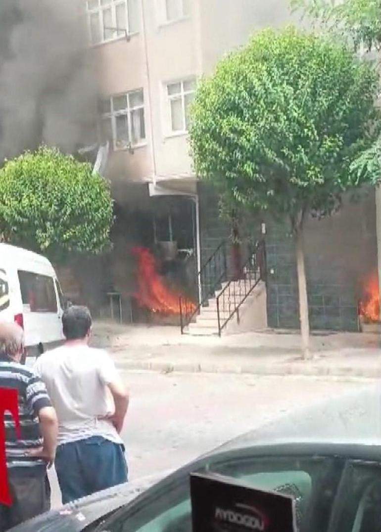 Bahçelievlerde marangozhane yangını: Panik anları kamerada