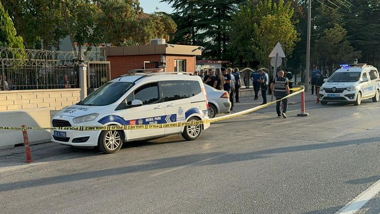 Otomobilde bıçaklayarak öldürdüğü eşiyle birlikte polis merkezine gidip teslim oldu