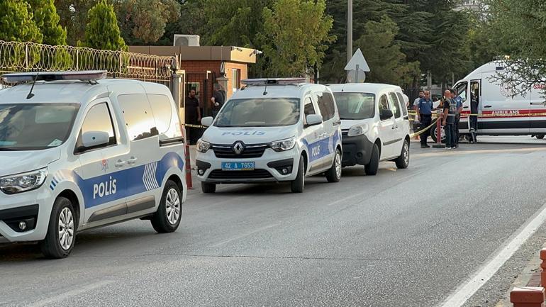 Otomobilde bıçaklayarak öldürdüğü eşiyle birlikte polis merkezine gidip teslim oldu