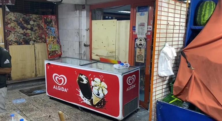 Bayrampaşada gasp girişimini engellemeye çalışan marketçi, saldırıya uğradı; o anlar kamerada