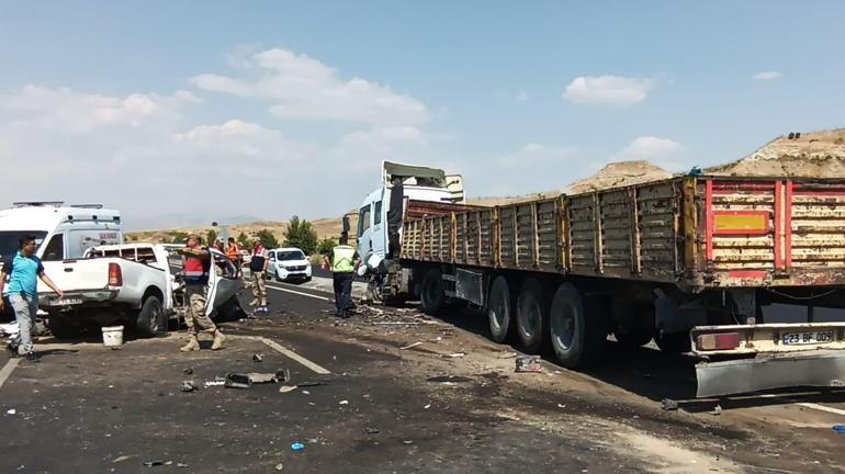 4 kişinin öldüğü kazada TIR şoförü: Korna çalıp selektör yaptım, fren yapmama rağmen çarpışma oldu