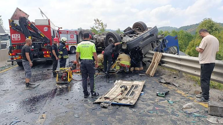 Bolu Dağında kum yüklü TIR karşı şeride geçip otomobile çarptı: 3 ölü, 1 yaralı