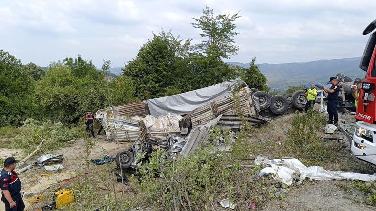 Bolu Dağında kum yüklü TIR karşı şeride geçip otomobile çarptı: 3 ölü, 1 yaralı