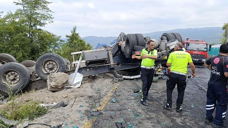 Bolu Dağında kum yüklü TIR karşı şeride geçip otomobile çarptı: 3 ölü, 1 yaralı