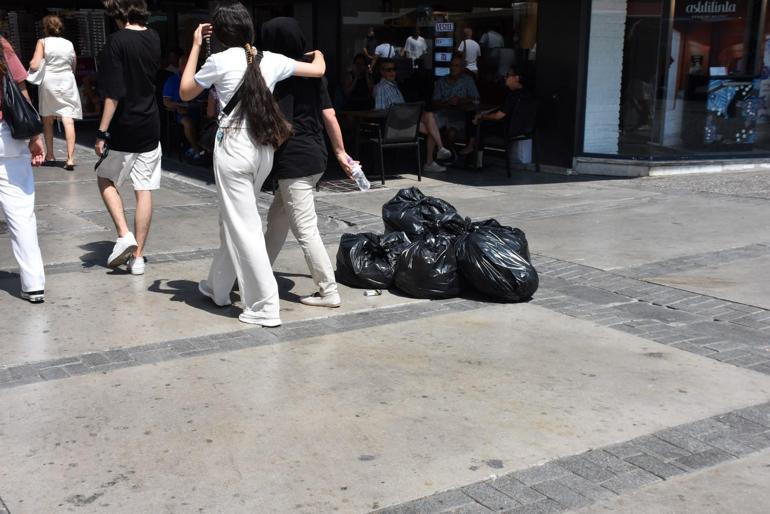 İzmir Büyükşehir Belediyesinde 90 temizlik işçisi işi bıraktı; çöpler birikti