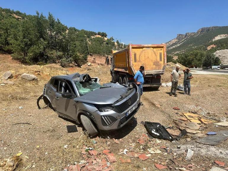 Tuncelide cip ile kamyon çarpıştı; baba ve 4 yaşındaki oğlu öldü, 6 yaralı