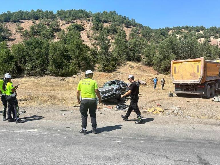 Tuncelide cip ile kamyon çarpıştı; baba ve 4 yaşındaki oğlu öldü, 6 yaralı