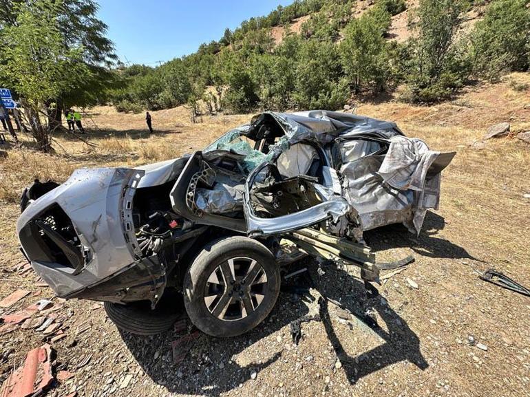 Tuncelide cip ile kamyon çarpıştı; baba ve 4 yaşındaki oğlu öldü, 6 yaralı