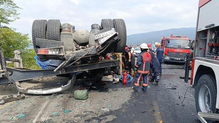 Bolu Dağında kum yüklü TIR karşı şeride geçip otomobile çarptı: 3 ölü, 1 yaralı