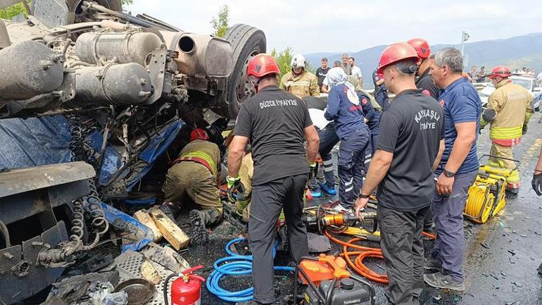 Bolu Dağında kum yüklü TIR karşı şeride geçip otomobile çarptı: 3 ölü, 1 yaralı