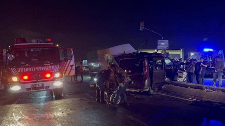 Ümraniyede hafif ticari araç ile minibüs çarpıştı: 3ü bebek, 8 yaralı