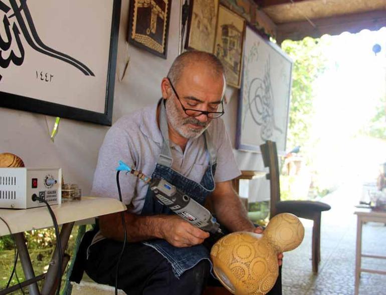 Emekli öğretmen, yetiştirdiği su kabaklarını dekoratif ürünlere dönüştürüyor