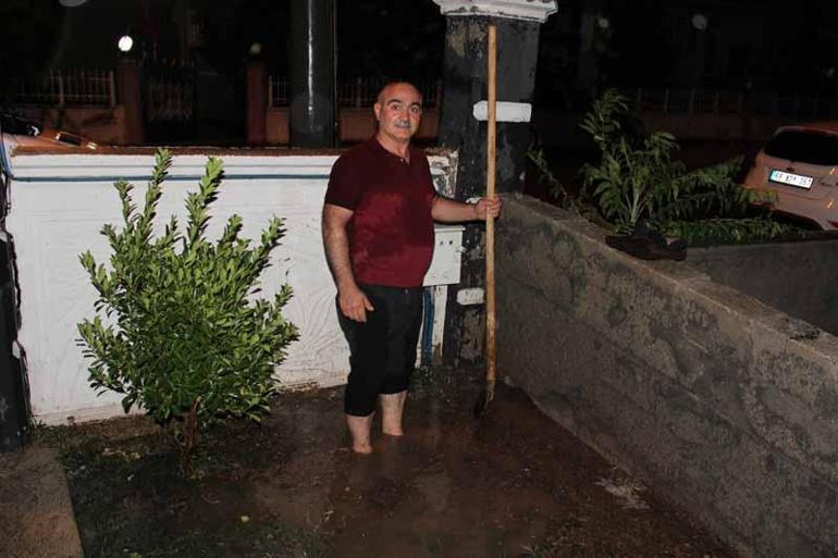 Aksarayda sağanak; cadde ve sokaklar göle döndü, ev ile iş yerlerini su bastı