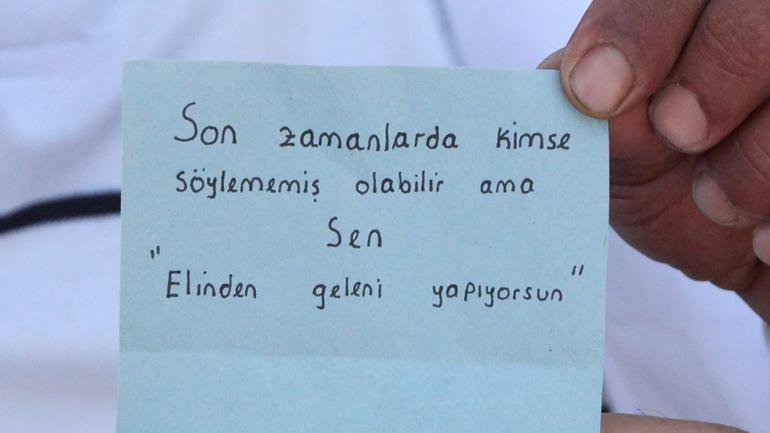 25 yıllık simitçiyi duygulandıran ‘motivasyon notu: Kimse söylememiş olabilir ama elinden geleni yapıyorsun