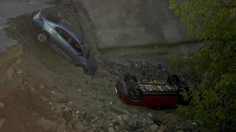 Nevşehirde sağanak sele neden oldu; peribacalarından düşen kaya parçaları otomobillere zarar verdi