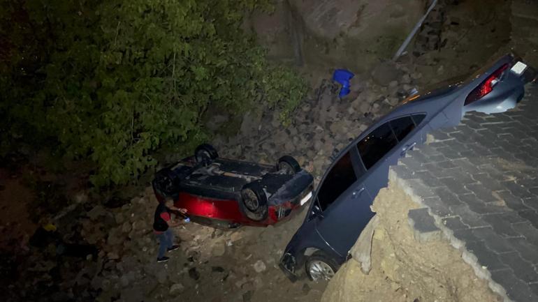 Nevşehirde sağanak sele neden oldu; peribacalarından düşen kaya parçaları otomobillere zarar verdi