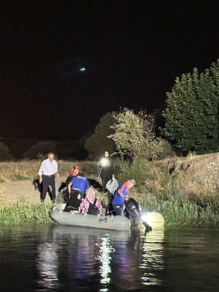 Baraj kapakları açılınca su seviyesi yükselen nehirde oluşan adacıkta mahsur kalan 9 kişilik aile kurtarıldı