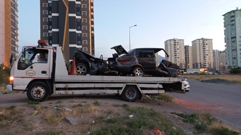 İki otomobilin çarpıştığı kazada biri ikiye bölündü; 3 kişinin yaralandığı kaza kamerada