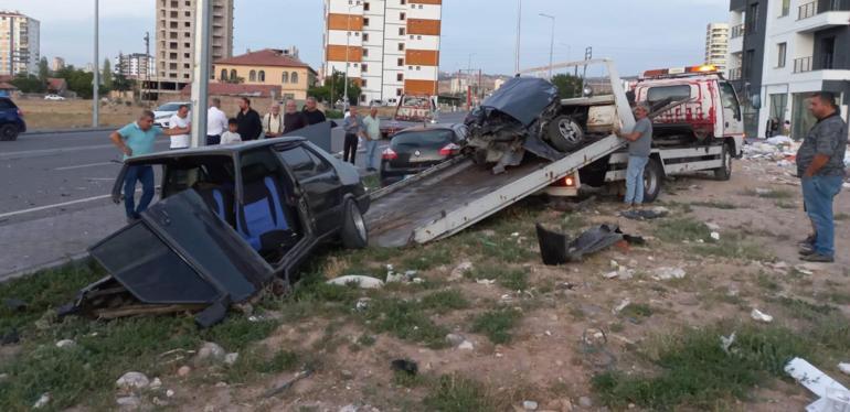 İki otomobilin çarpıştığı kazada biri ikiye bölündü; 3 kişinin yaralandığı kaza kamerada