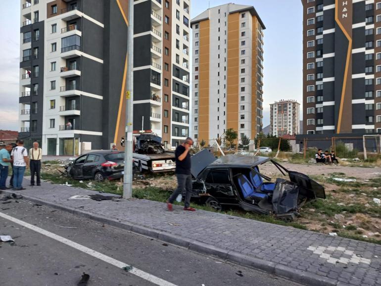 İki otomobilin çarpıştığı kazada biri ikiye bölündü; 3 kişinin yaralandığı kaza kamerada