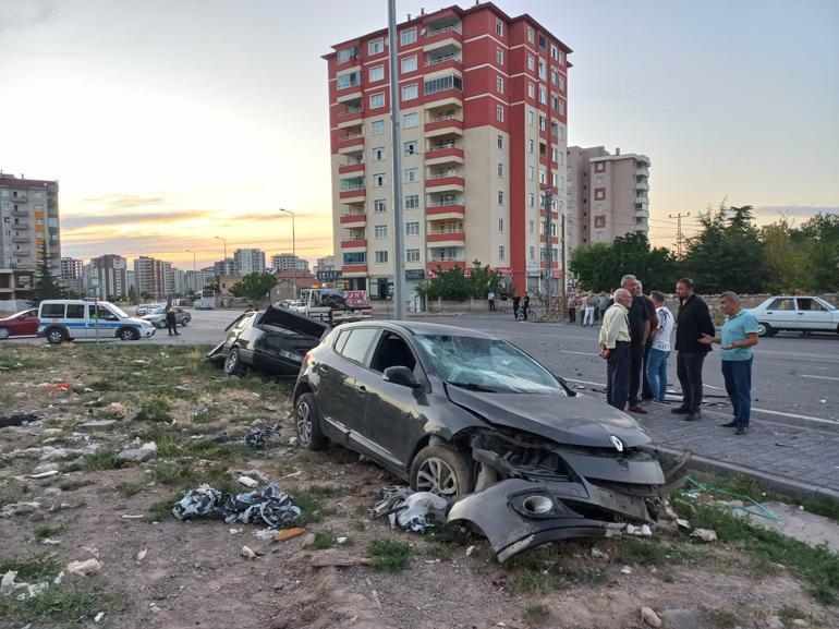 İki otomobilin çarpıştığı kazada biri ikiye bölündü; 3 kişinin yaralandığı kaza kamerada