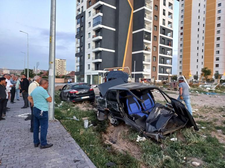 İki otomobilin çarpıştığı kazada biri ikiye bölündü; 3 kişinin yaralandığı kaza kamerada