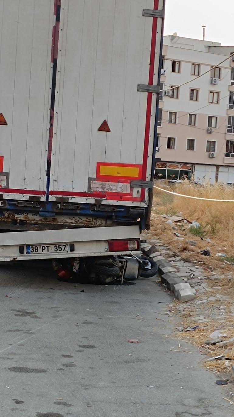 Manisada park halindeki TIRa motosiklet çarptı: 1 ölü, 1 yaralı