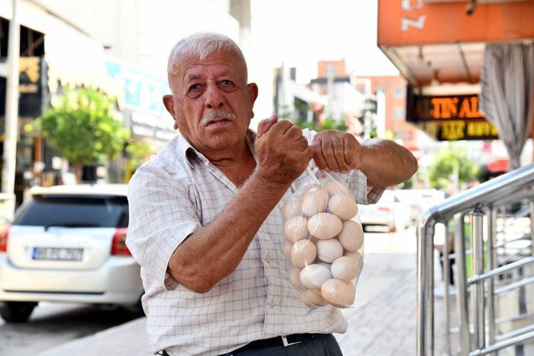 52 yıldır köylüden takasla aldığı ürünleri satıyor