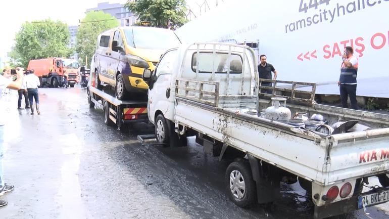 Bayrampaşada su basan alt geçitte mahsur kalan minibüs şoförü: Camı kırarak çıktım