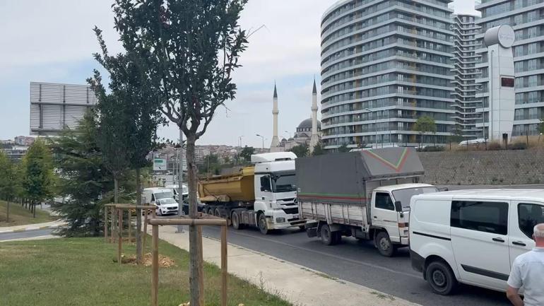 Bağcılarda otomobilin çarptığı kamyonet devrildi: 3 yaralı