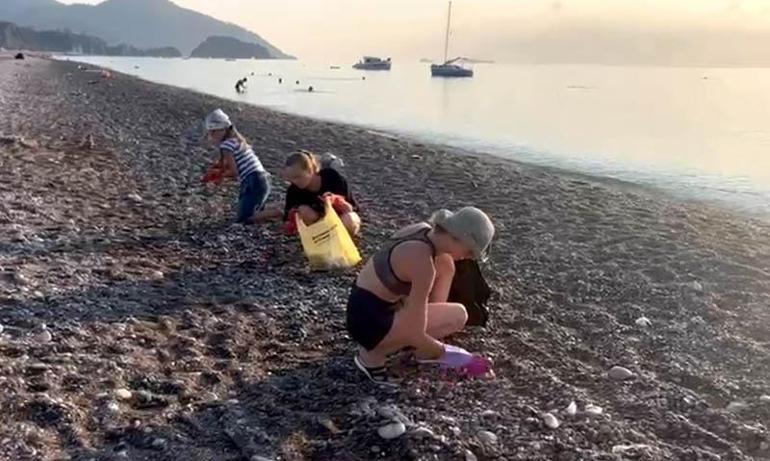 Çıralıda turistler, plajda temizlik yaptı