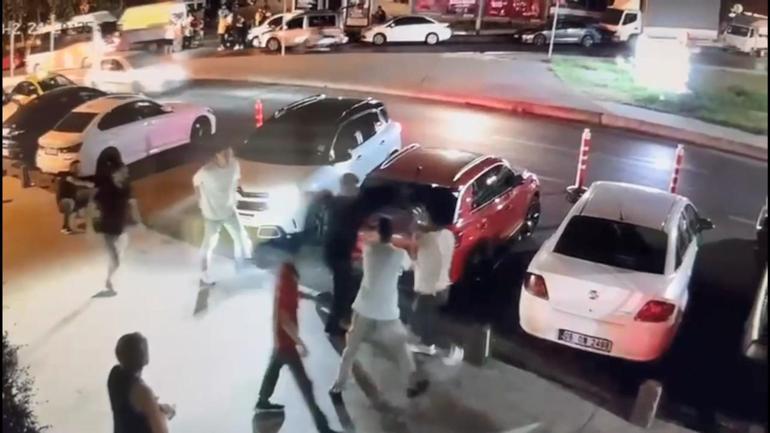 Kağıthanede değnekçiler polise saldırdı: 3 gözaltı