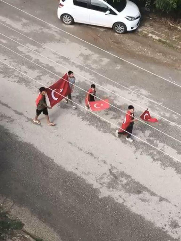 Tokatta 4 çocuk bayrak açıp, sokak sokak gezerek Şehit türküsü söyledi; o anlar kamerada