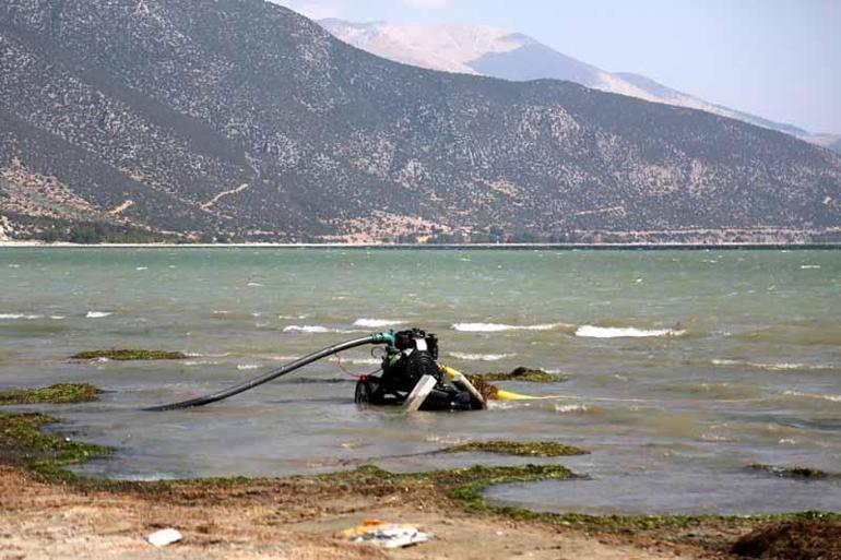 Sondajla yer altı suyunu bitirince, yüzlerce pompayla gölün suyunu alıyorlar