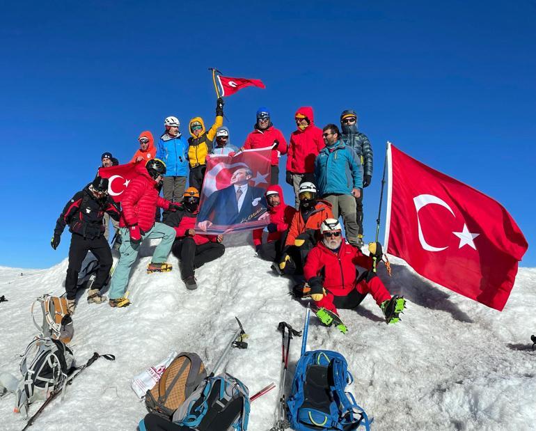 Ağrı Dağının zirvesine tırmanıp, Atatürk posteri ve Türk bayrağı açtılar