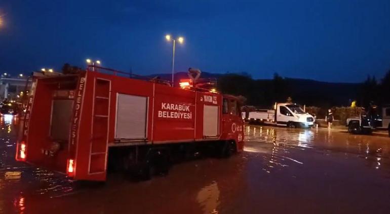 Karabükte sağanak; cadde ve sokaklar suyla doldu, araçlar yolda kaldı