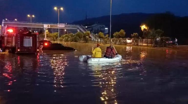 Karabükte sağanak; cadde ve sokaklar suyla doldu, araçlar yolda kaldı